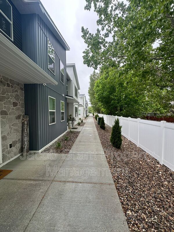 Primary Photo - 826 E Sunnyside Rd