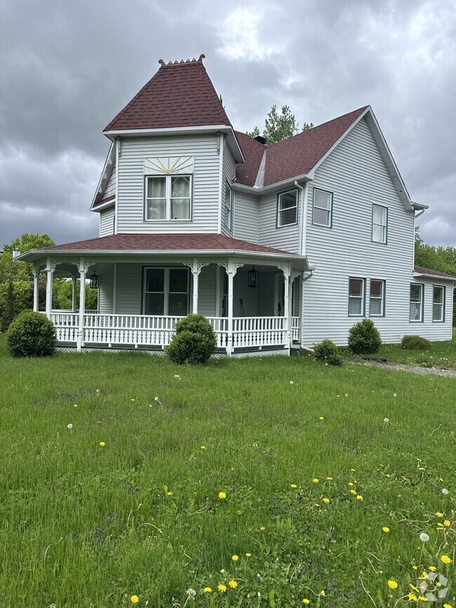 Building Photo - 8 Empress Dr