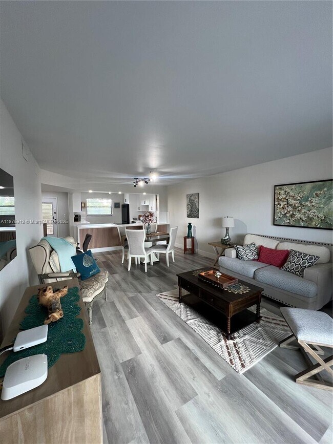 Foto del edificio - 4950 E Sabal Palm Blvd