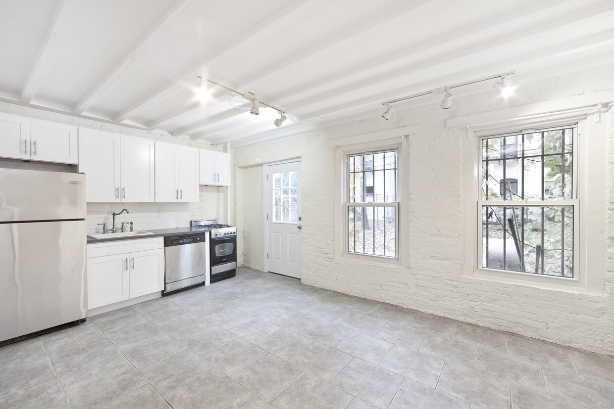 Primary Photo - 524 Putnam Ave