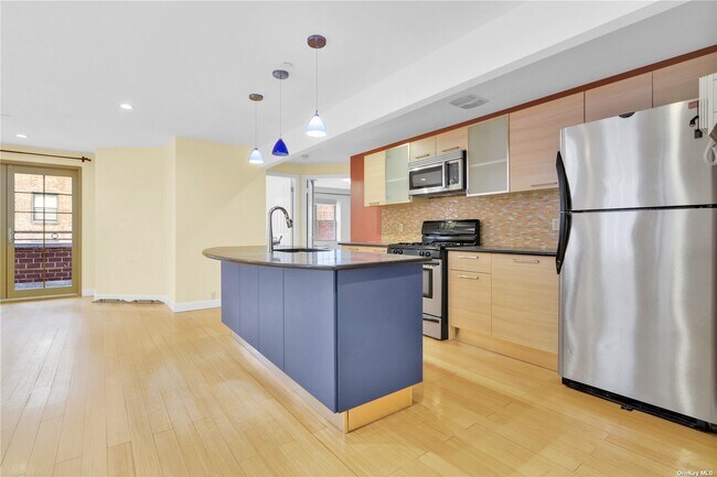Foto del edificio - 8375 117th St