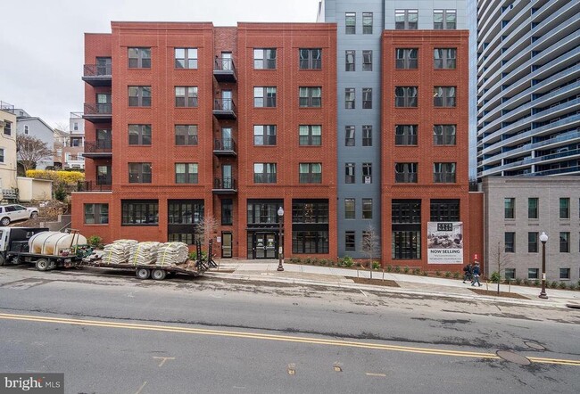 Building Photo - 1411 Key Blvd