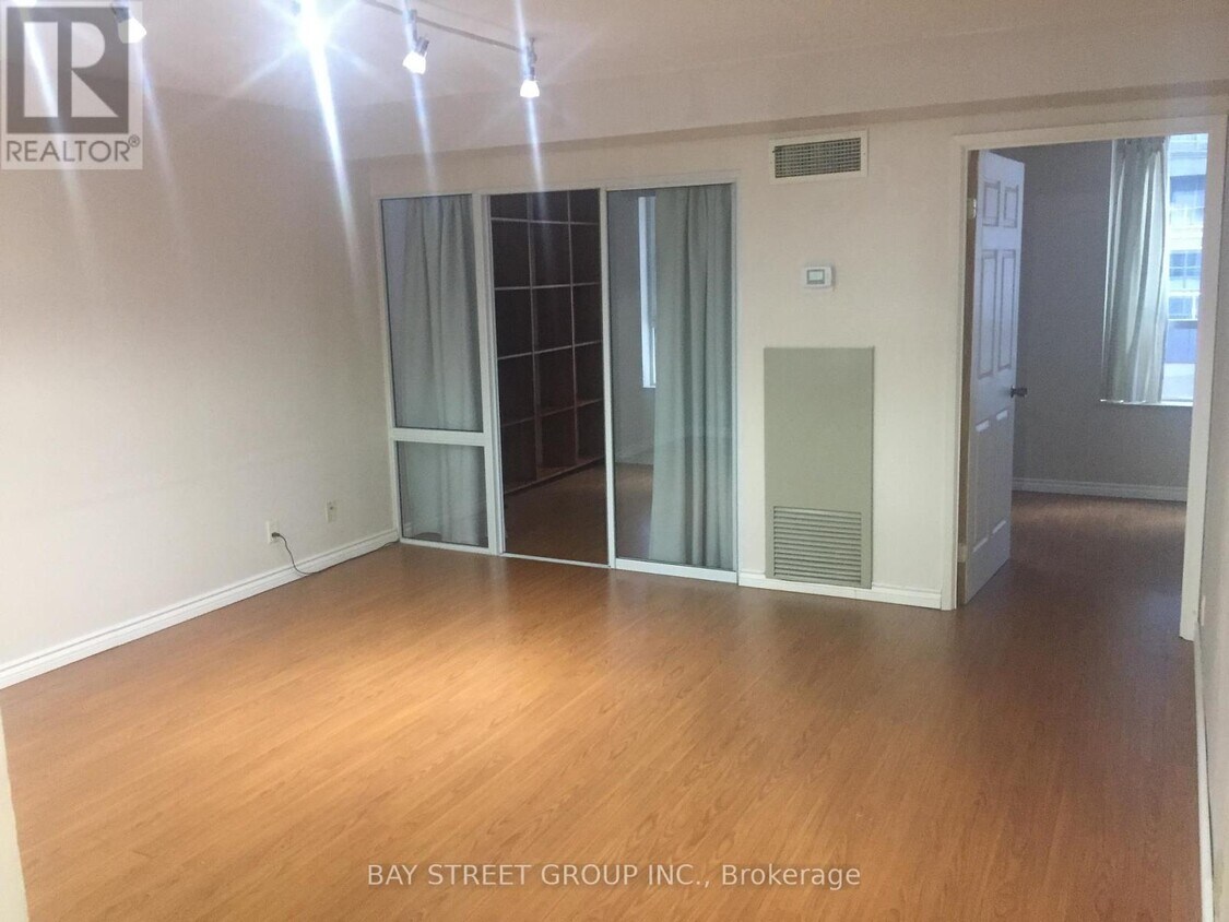 Photo principale - 711-711 Bay St.