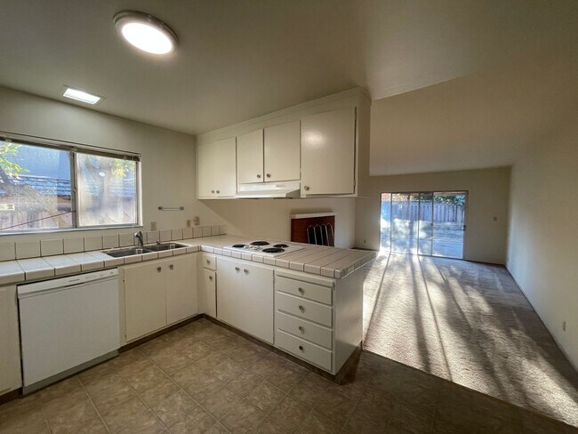 Foto del edificio - Spacious Home Available in Almaden Valley - 3bd/2ba! Coming Soon!