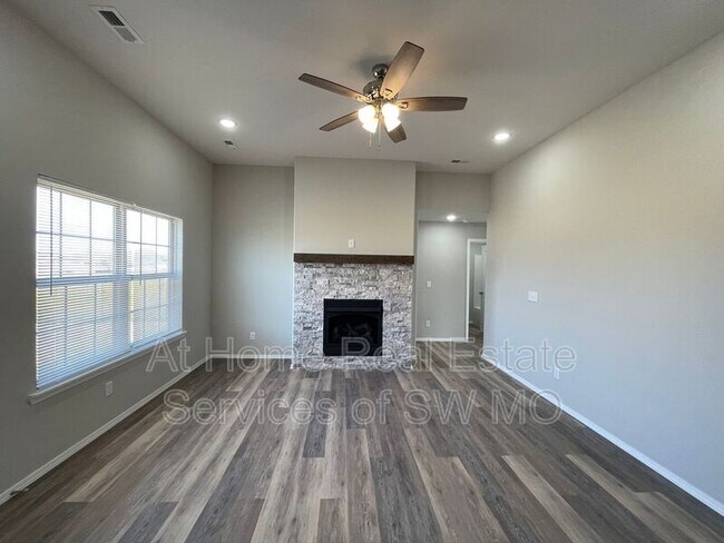 Foto del edificio - 245 Hickory Hills