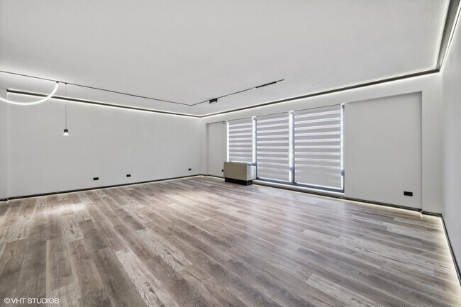 Building Photo - 1115 S Plymouth Ct