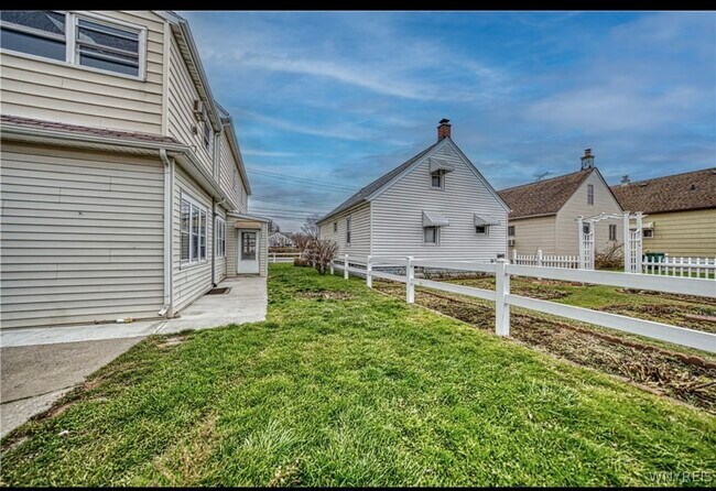Building Photo - 368 Weimar St
