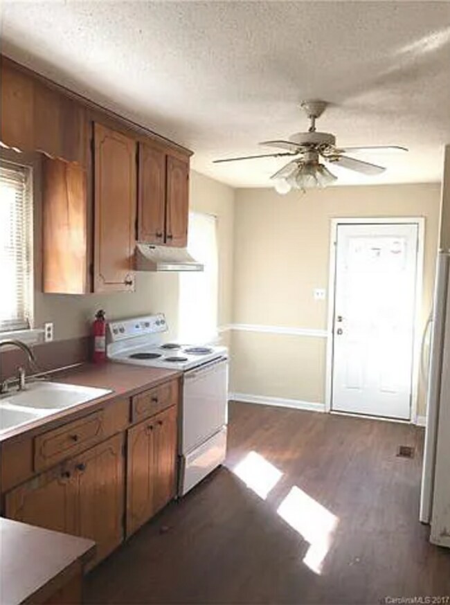 Foto del edificio - Charming, Spacious, renovated 2 Bedroom Units in a GREAT location!