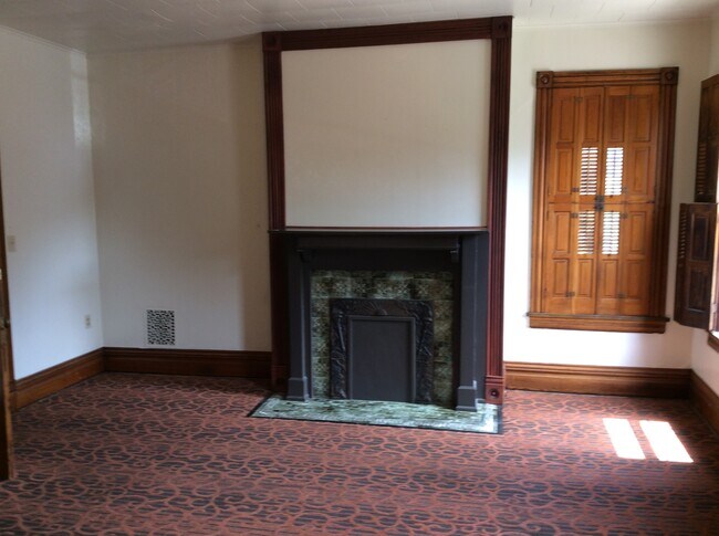 Building Photo - 354 W 9th St