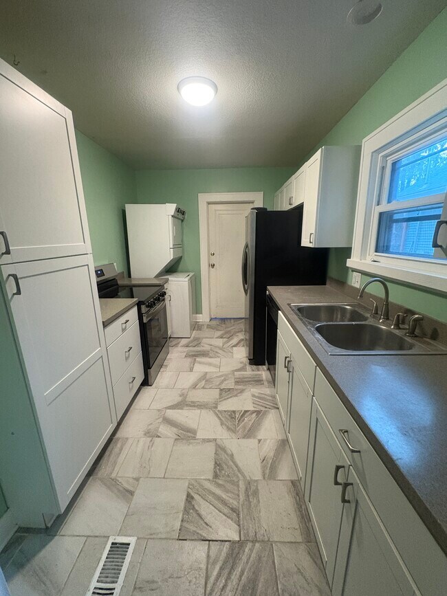 Kitchen - 3904 Charlotte St