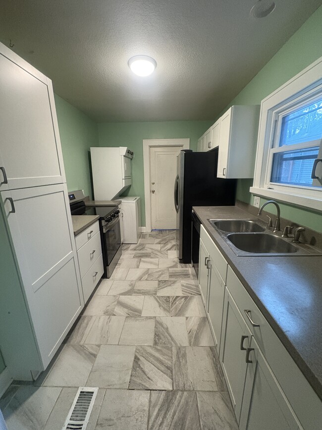 Kitchen - 3904 Charlotte St