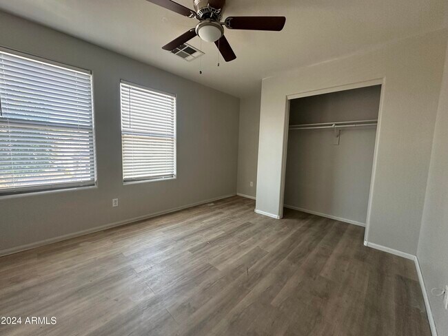 Building Photo - 10947 W Elm St