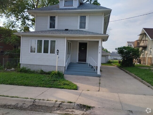 Building Photo - 818 4th Ave N