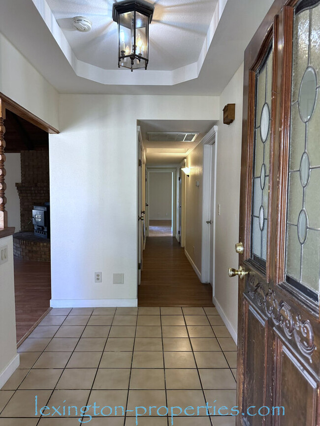 Building Photo - Stunning, 3-Bedroom Home with Pool and Spa...