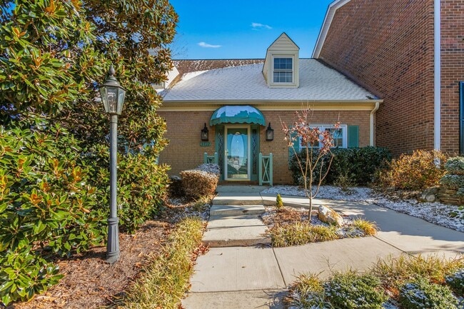 Building Photo - Spacious 3BR Townhome in Greensboro