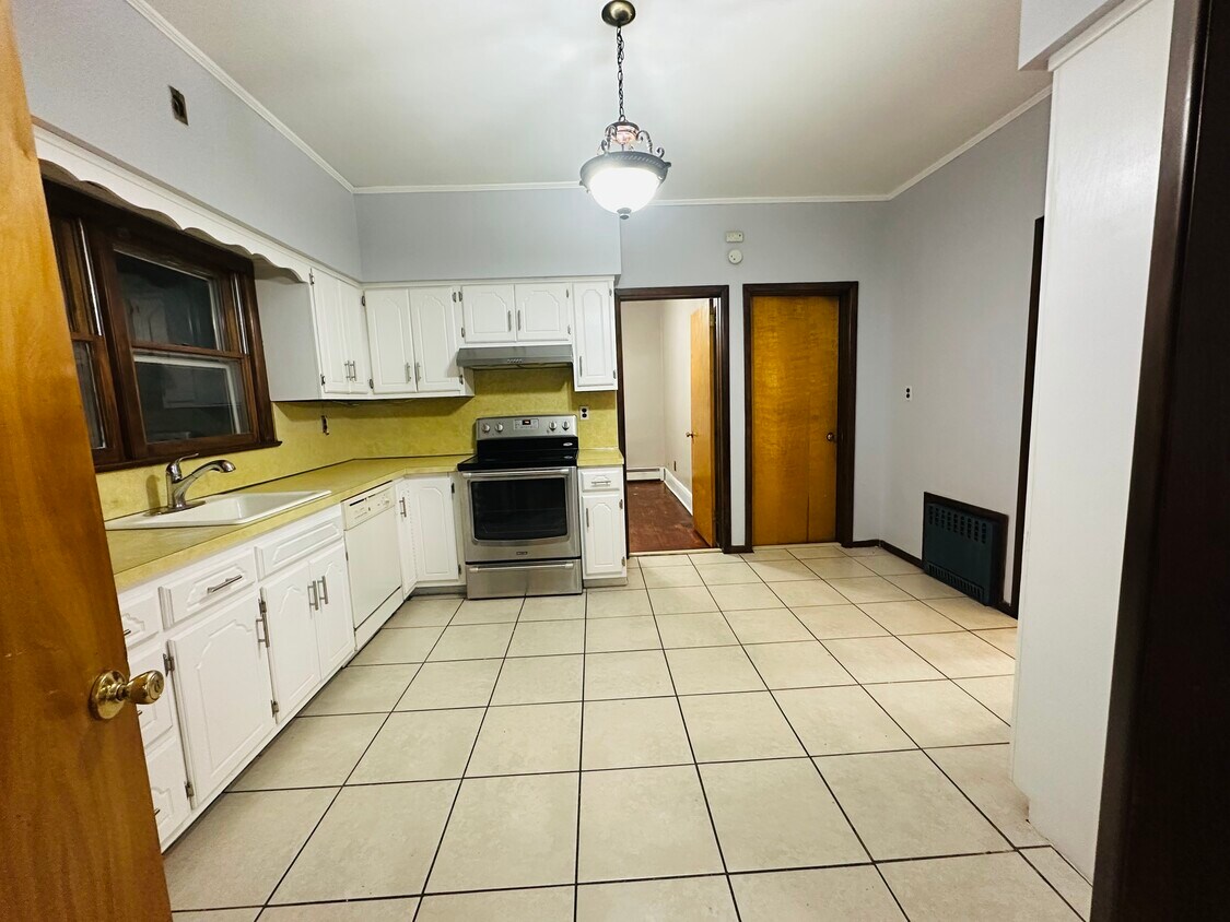 Primary Photo - 127 Knapp Ave