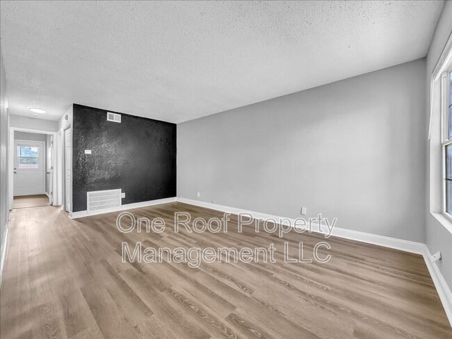 Building Photo - 2000 Chateau Dr