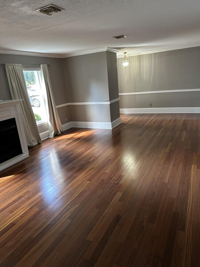 Foto del edificio - 2734 E Oakland Ave