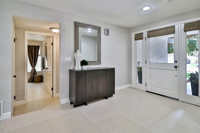 Foto del edificio - GORGEOUS REMODELED HOME WALKING DISTANCE TO WESTLAKE ELEMENTARY COMING TO THE MARKET SOON!