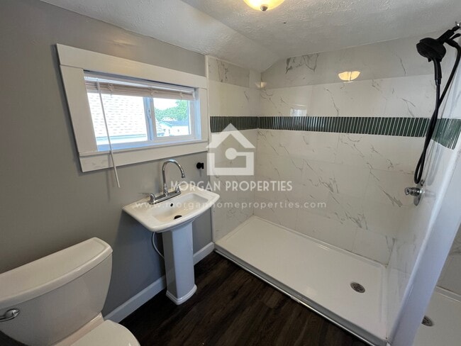Building Photo - 1403 W Memorial Dr