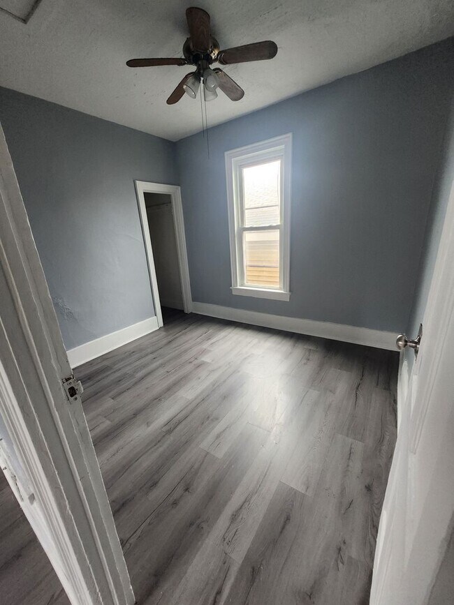 Building Photo - 2 bedroom with bonus room west side