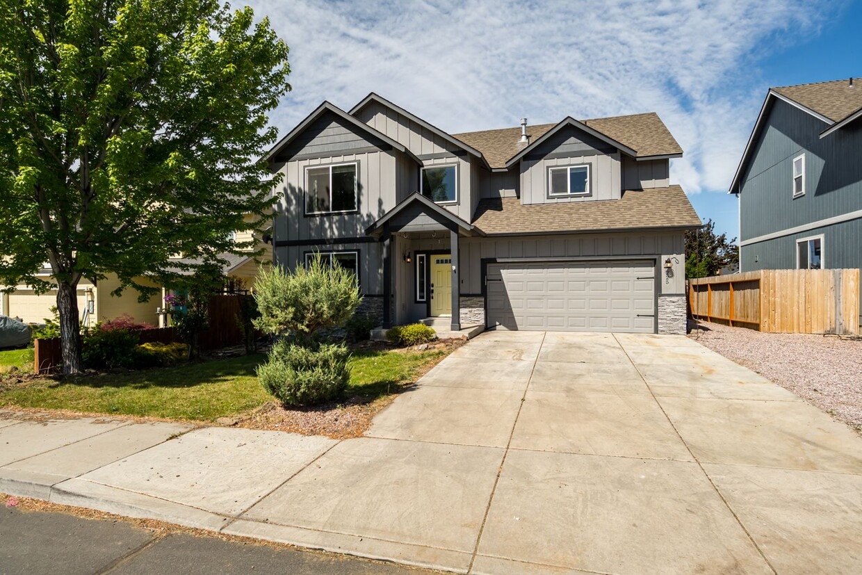 Primary Photo - Exquisite 4 Bed, 2.5 Bath Redmond Retreat:...