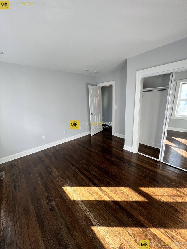 Building Photo - 10 Lawrence St