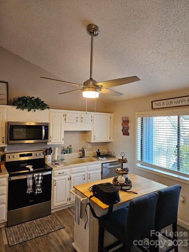 Building Photo - 283 Tinequa Dr
