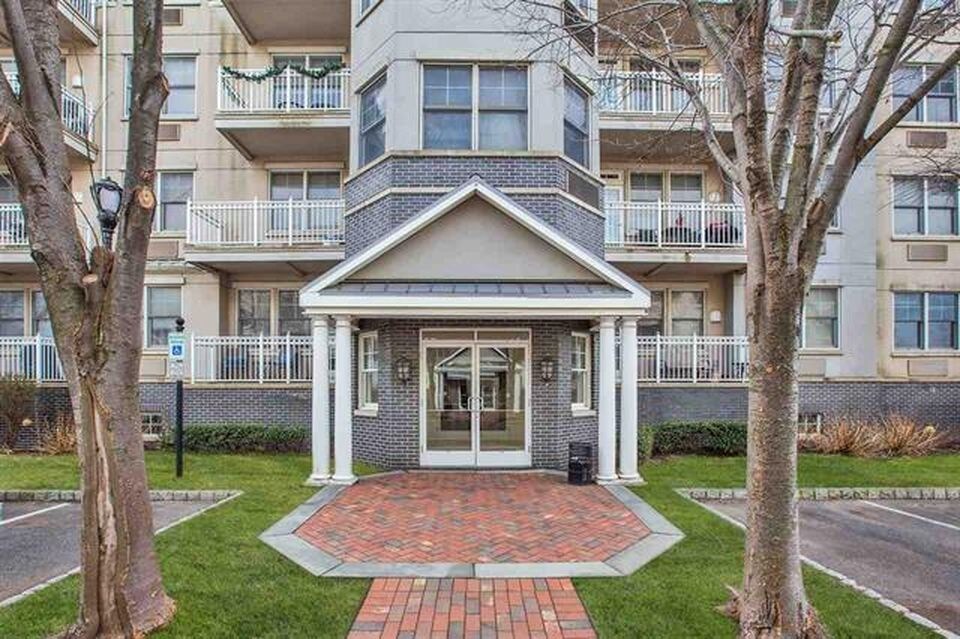 Bulding Entrance - 30 Freedom Way