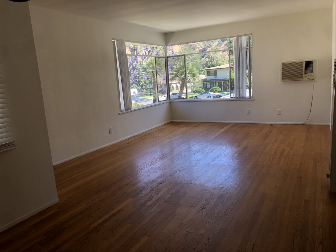 Living Room - 1611 Riverside Dr