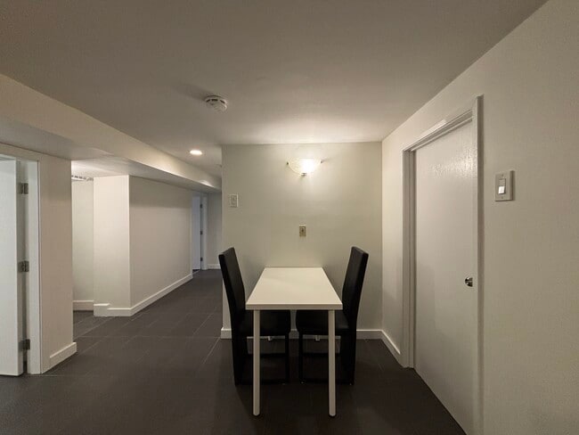 Photo du bâtiment - 6819 Linden Av
