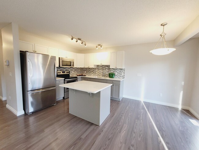 Photo du bâtiment - 445 Brintnell Blvd NW