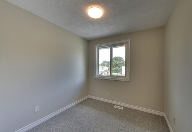 Photo du bâtiment - Updated 3 Bedroom 1.5 Bathroom Townhome in the Quiet Corunna, Ontario!