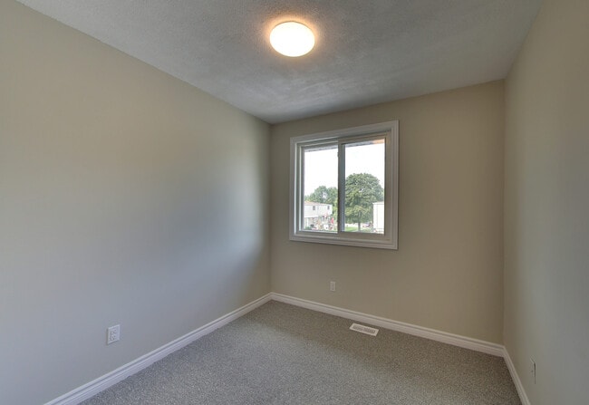 Building Photo - Updated 3Bed 1.5Bath Townhome in the Stunning Corunna, Ontario!