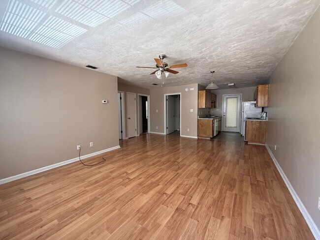 Foto del edificio - Upstairs Pointe East unit available now!!!