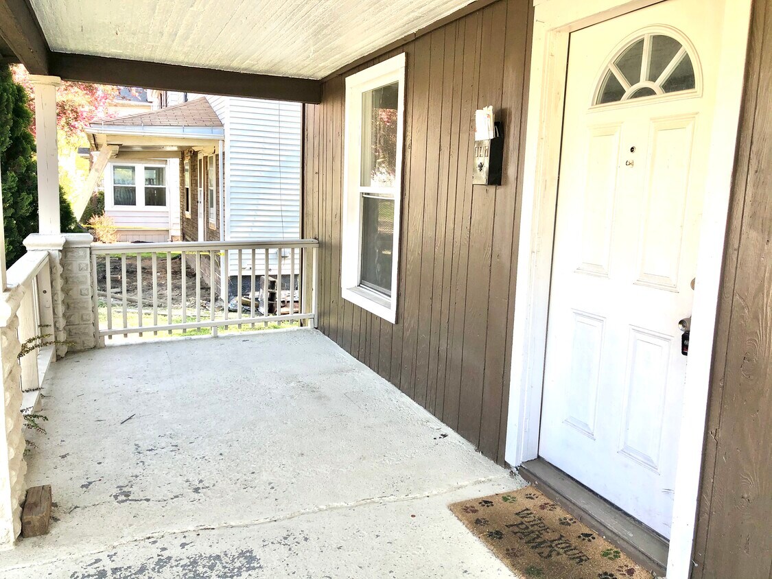 147 8th St NW Unit Upper, Barberton, OH 44203 Apartments in Barberton, OH