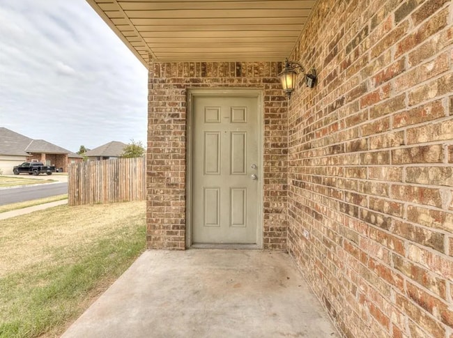 Building Photo - Charming and spacious home located in desi...