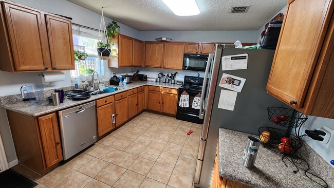 Foto del edificio - 16125 Hollyhill Ct