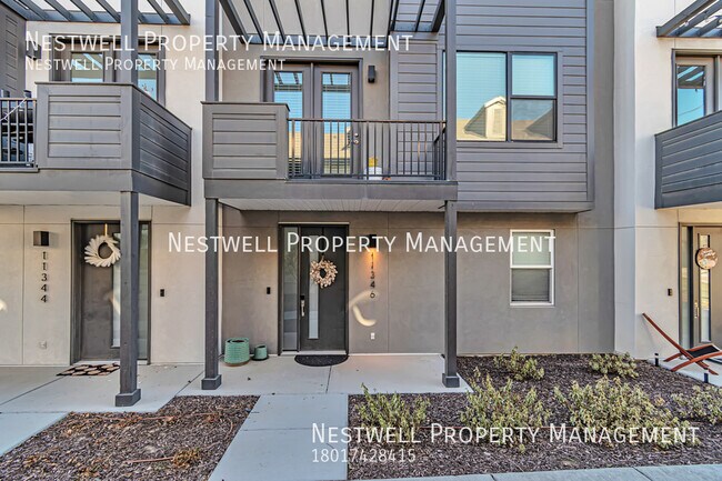 Building Photo - Newer Two-Story Townhome located in South ...