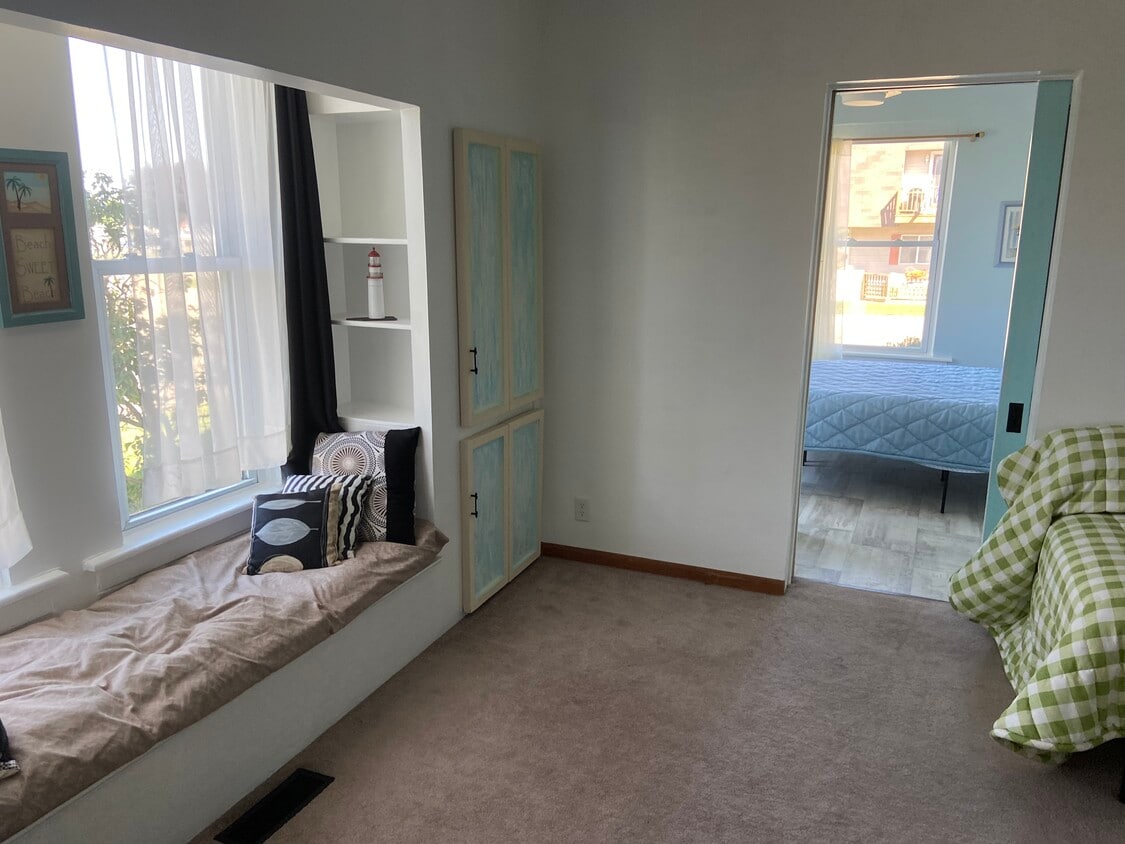 Living area with day bed - 109 W Melendy St