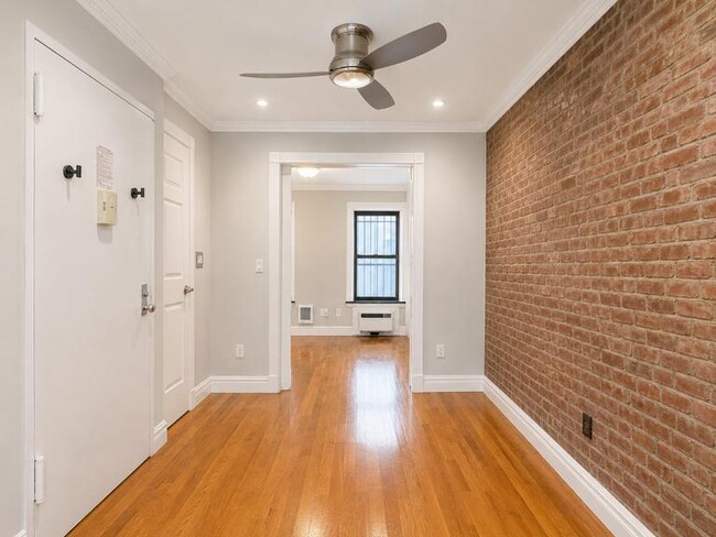 Foto del edificio - 345 W 53rd St