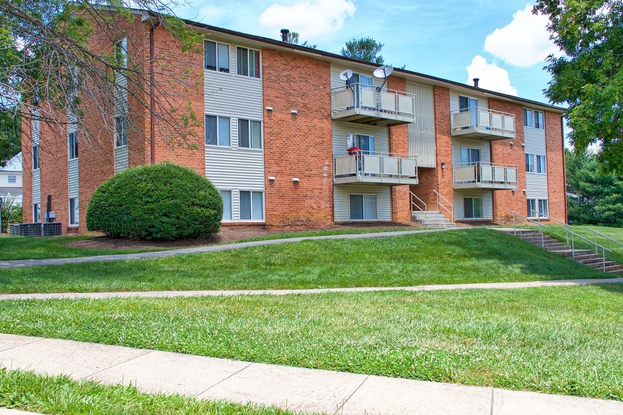Primary Photo - Overlook Apartments