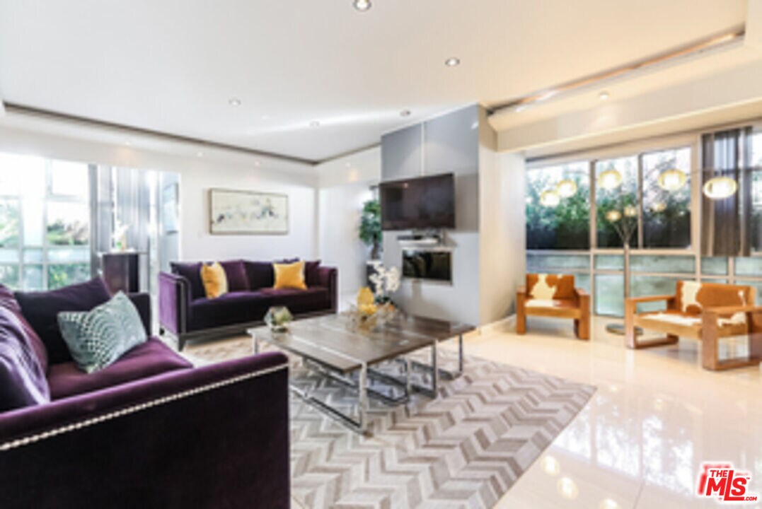 Foto principal - 370 S Elm Dr