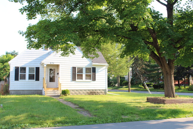 Large corner yard - 425 Melrose St
