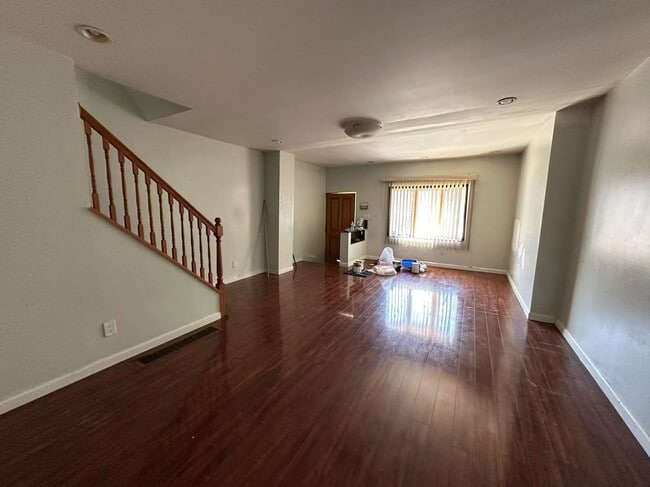 Building Photo - 3 bedroom 1 bath house available in South ...