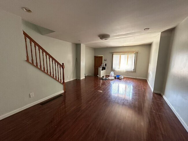 Foto del edificio - 3 bedroom 1 bath house available in South ...