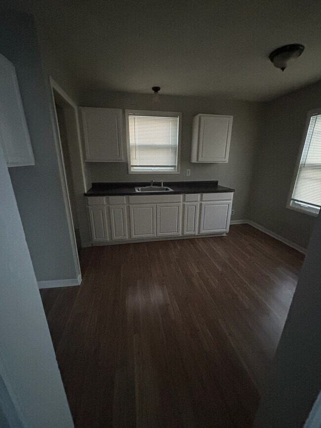 Building Photo - Nice size 2 bedroom