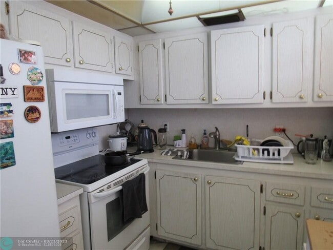 Building Photo - 476 Tilford V