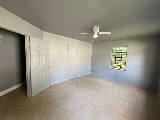 Building Photo - Spacious Two Bedroom Home