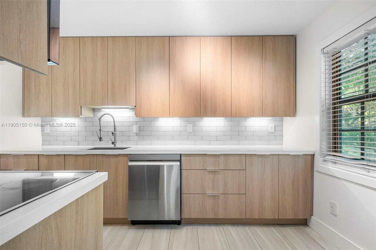 Foto principal - 815 NE 28th St